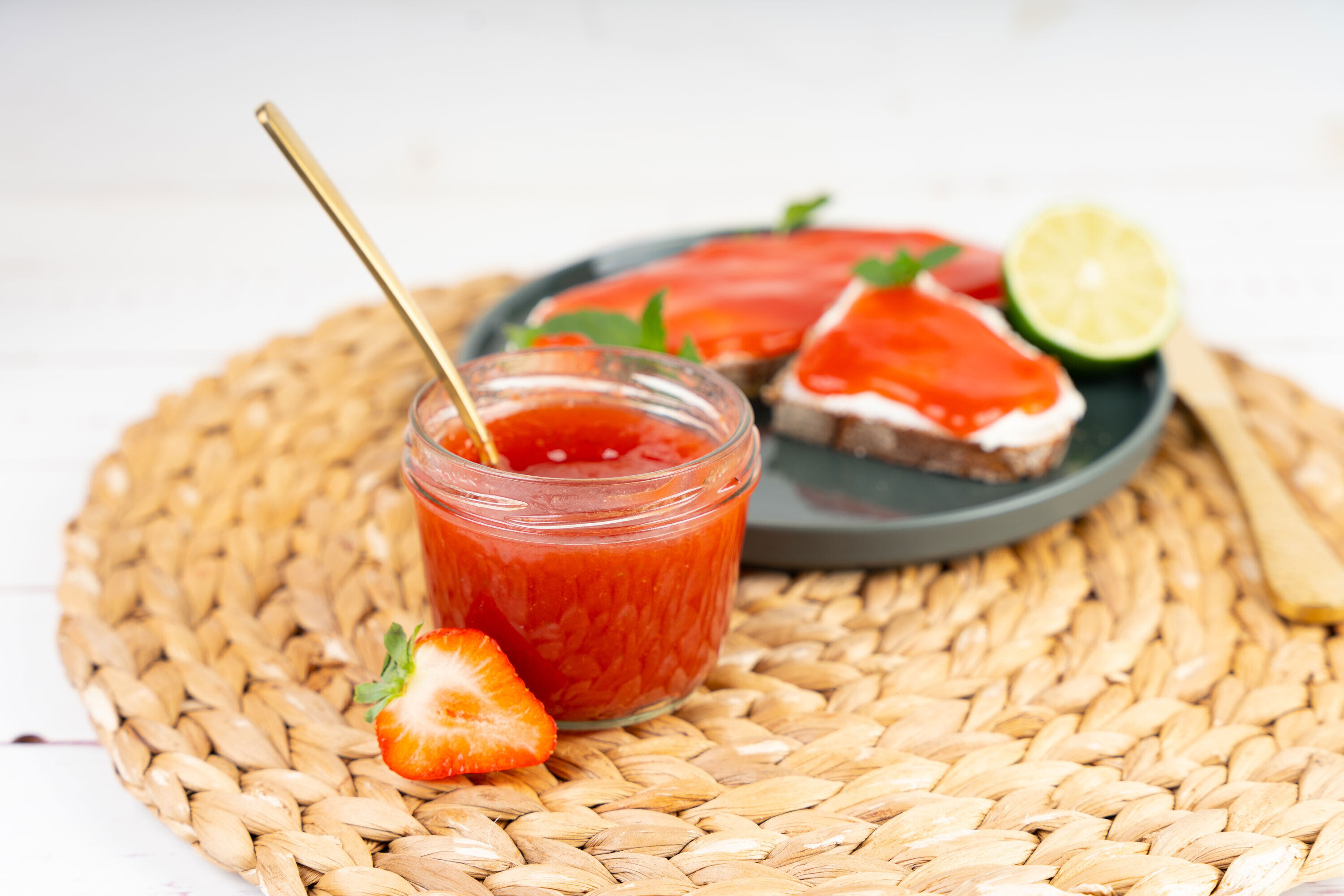 Erdbeermarmelade mit Limette - ohne Zuckerzusatz Erdbeermarmelade mit Limette - ohne Zuckerzusatz