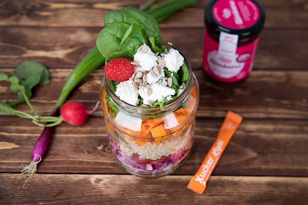 Quinoa-Salat im Glas als Meal Prep